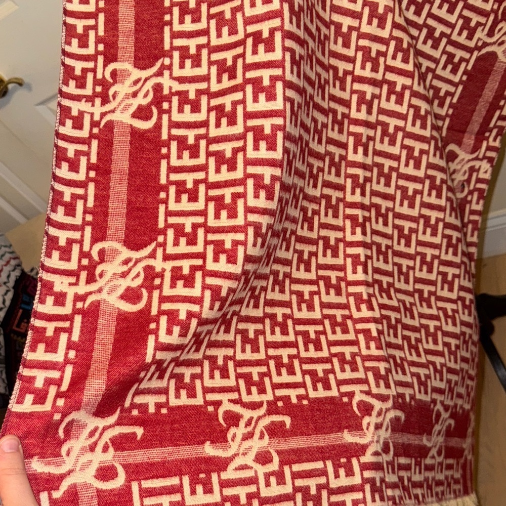 Red and White Patterned Scarf - Picture 5 of 11